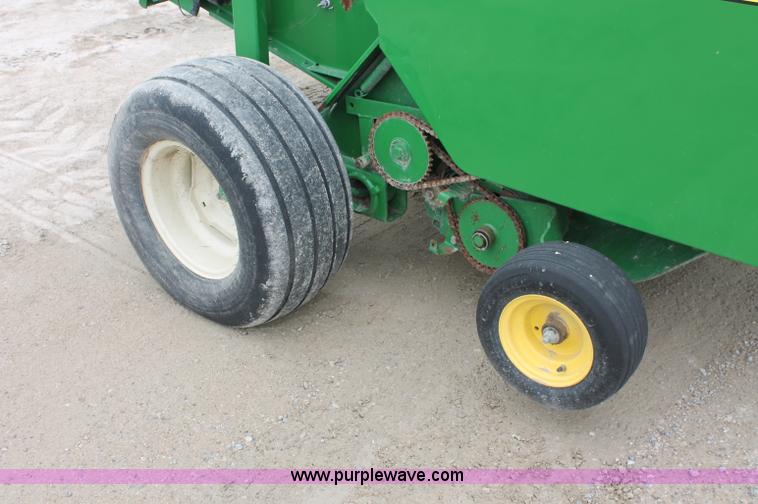 image for item D7899 2001 John Deere 567 round baler