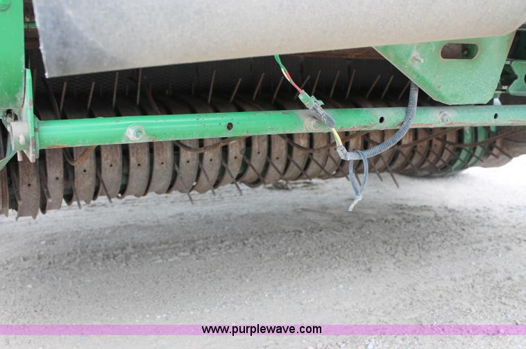 image for item D7899 2001 John Deere 567 round baler