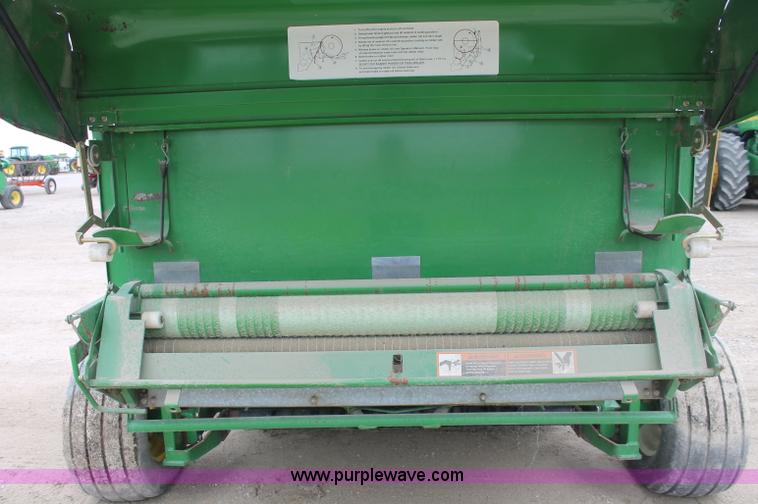 image for item D7899 2001 John Deere 567 round baler