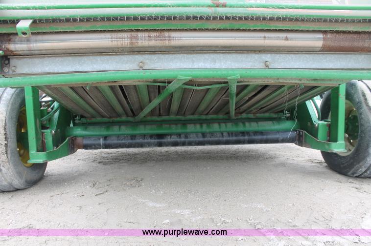 image for item D7899 2001 John Deere 567 round baler