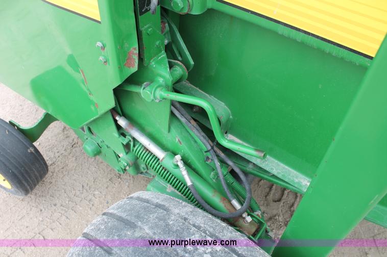 image for item D7899 2001 John Deere 567 round baler