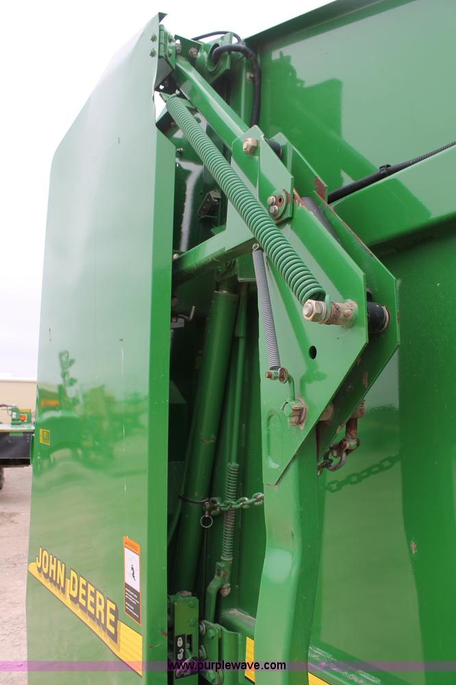 image for item D7899 2001 John Deere 567 round baler