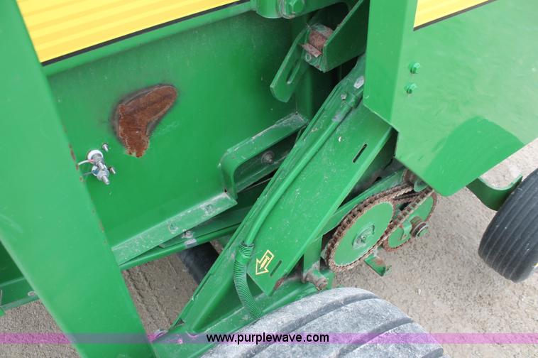 image for item D7899 2001 John Deere 567 round baler