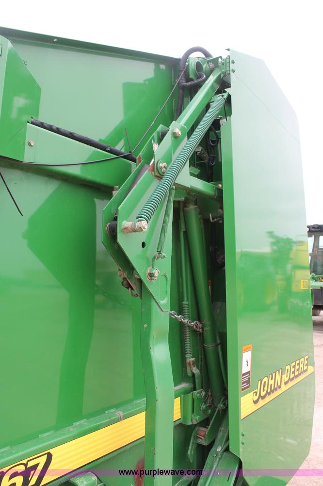 image for item D7899 2001 John Deere 567 round baler