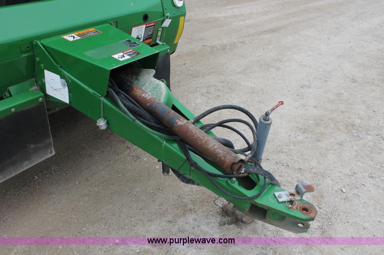 image for item D7899 2001 John Deere 567 round baler