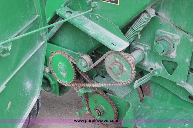 image for item D7899 2001 John Deere 567 round baler