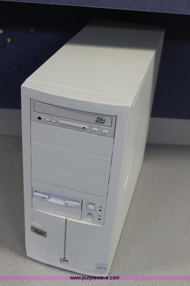 image for item B1292 (8) assorted Intel computer towers