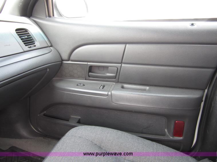 image for item B3195 2005 Ford Crown Victoria Police Interceptor