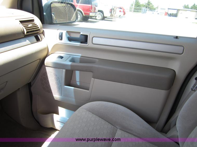 image for item B3197 2007 Ford Freestar mini van