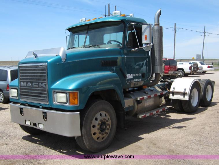 image for item B3200 2002 Mack CH613 semi truck