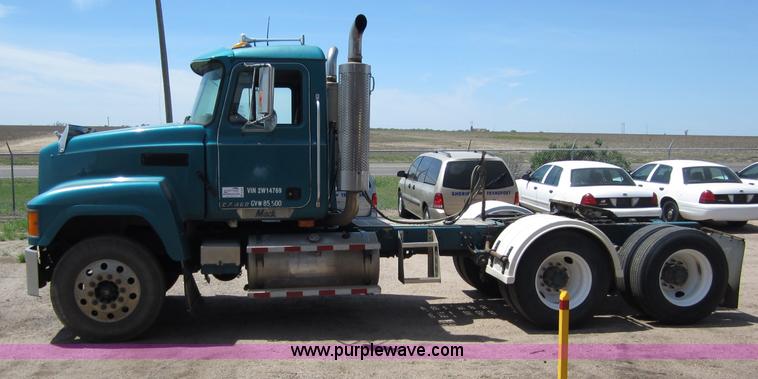 image for item B3200 2002 Mack CH613 semi truck