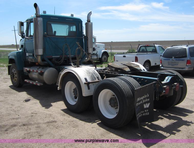image for item B3200 2002 Mack CH613 semi truck