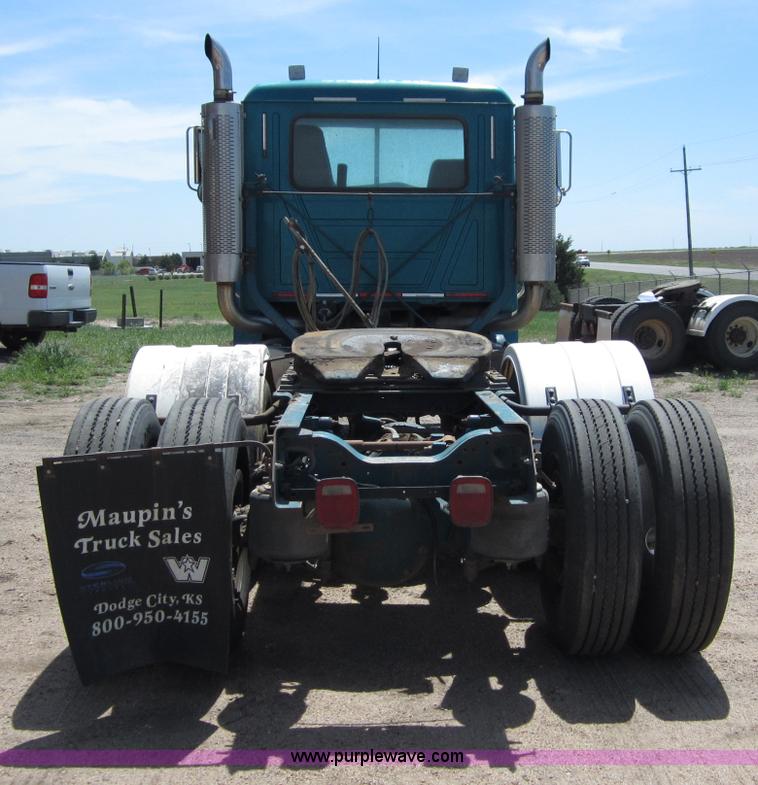 image for item B3200 2002 Mack CH613 semi truck