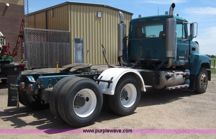 image for item B3200 2002 Mack CH613 semi truck