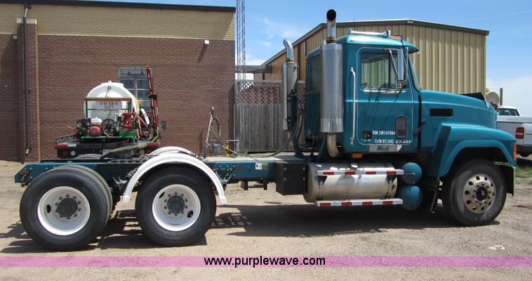 image for item B3200 2002 Mack CH613 semi truck