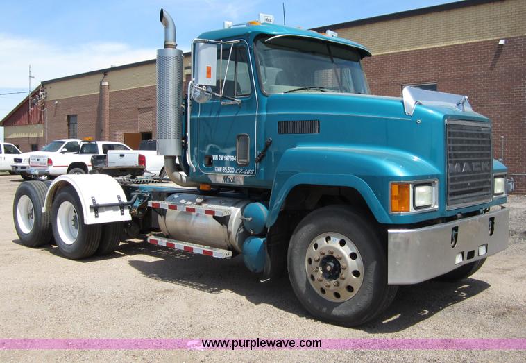 image for item B3200 2002 Mack CH613 semi truck