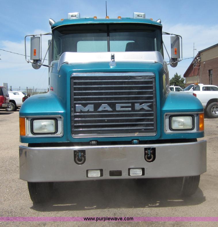 image for item B3200 2002 Mack CH613 semi truck
