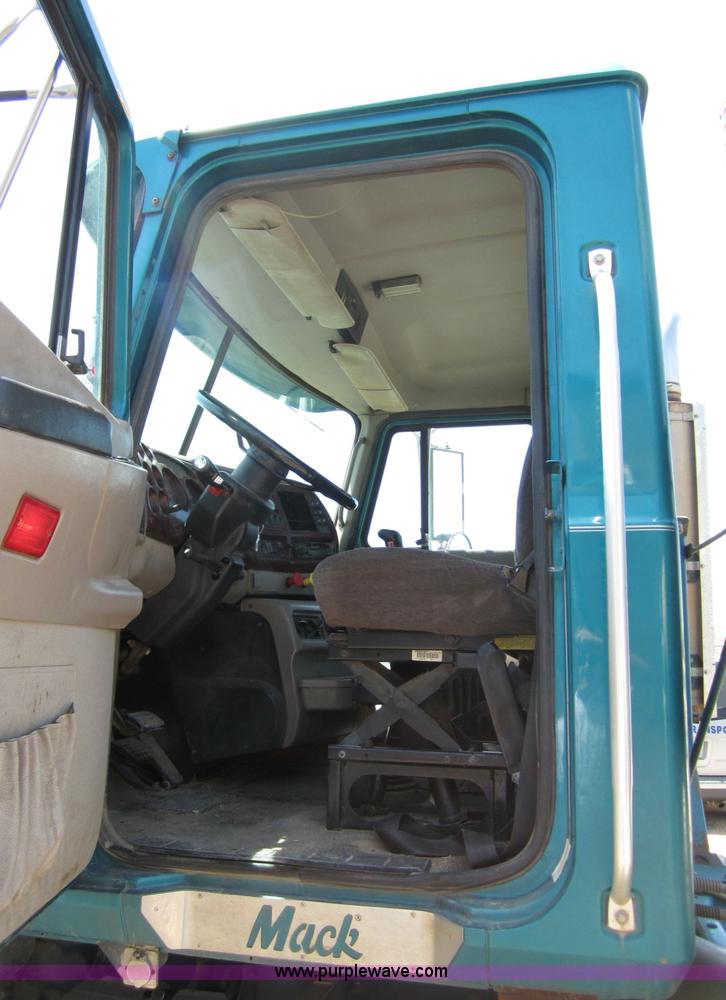 image for item B3200 2002 Mack CH613 semi truck