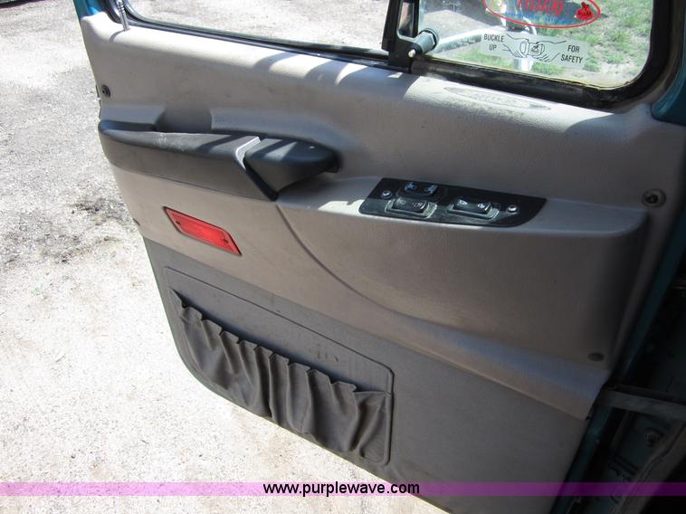 image for item B3200 2002 Mack CH613 semi truck