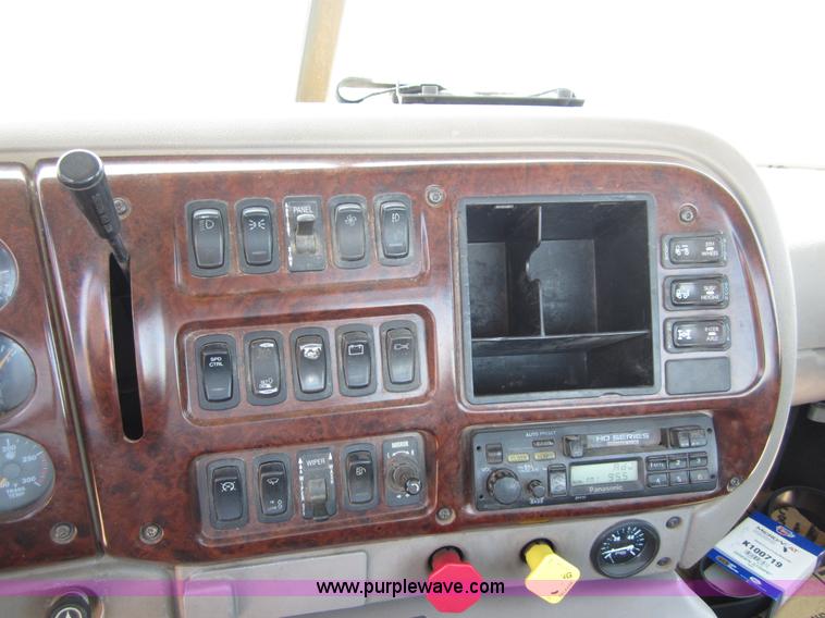 image for item B3200 2002 Mack CH613 semi truck