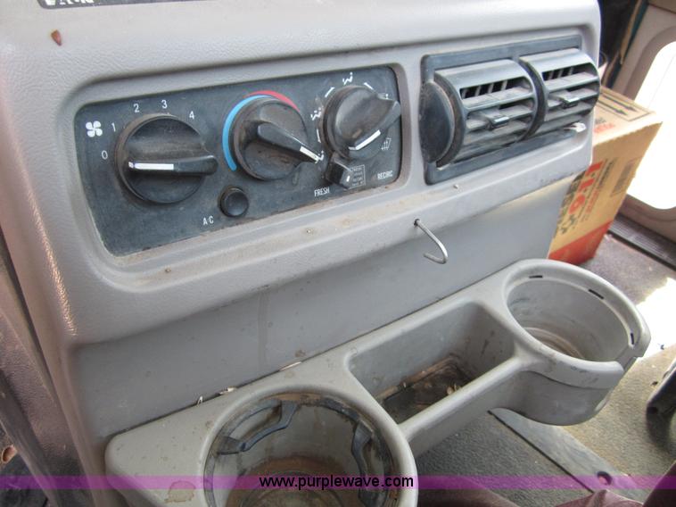 image for item B3200 2002 Mack CH613 semi truck