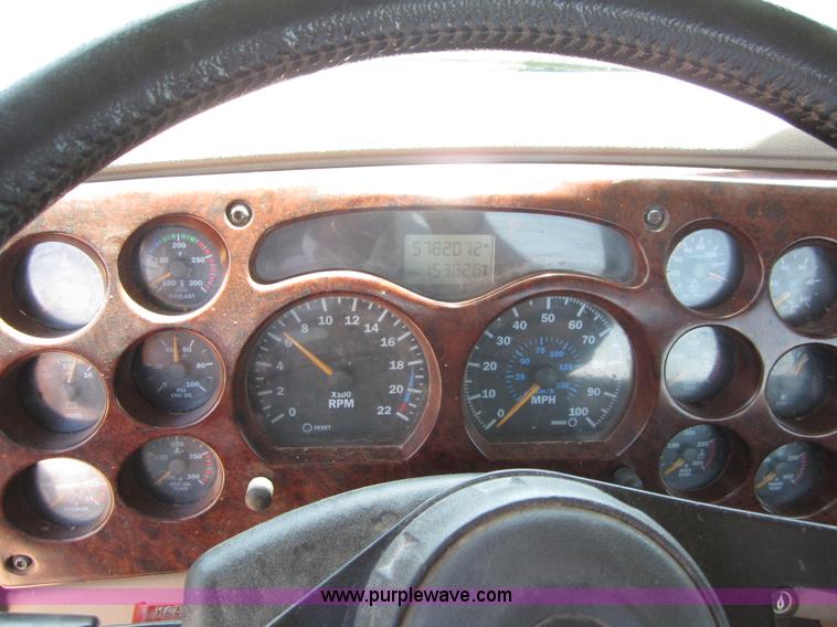 image for item B3200 2002 Mack CH613 semi truck