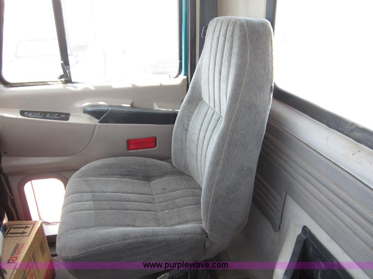 image for item B3200 2002 Mack CH613 semi truck