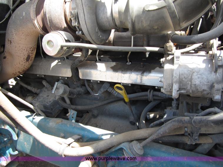 image for item B3200 2002 Mack CH613 semi truck