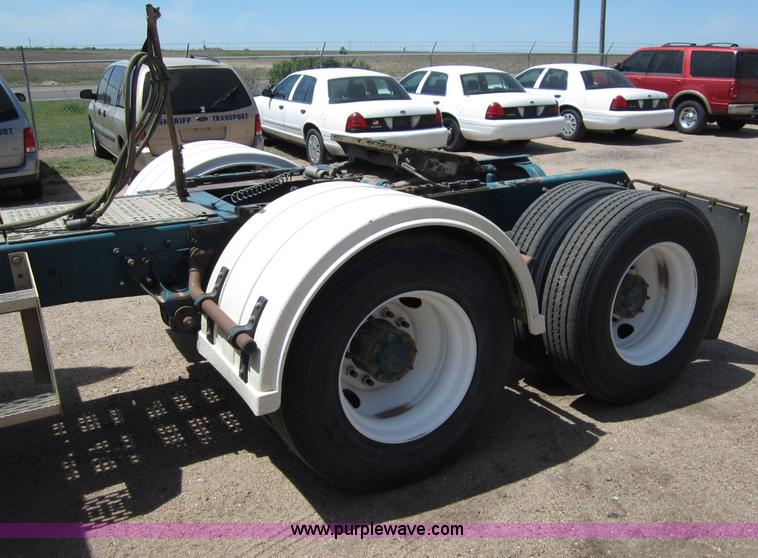 image for item B3200 2002 Mack CH613 semi truck