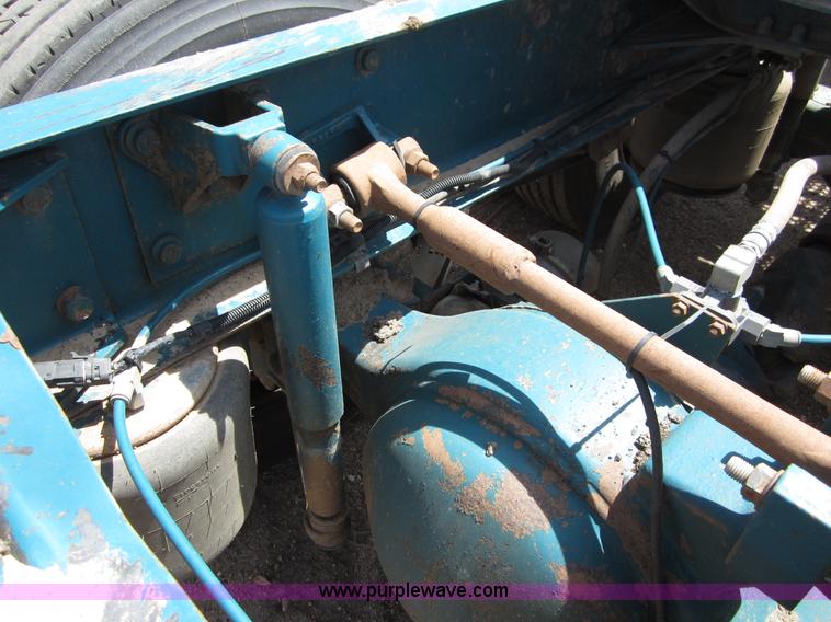 image for item B3200 2002 Mack CH613 semi truck