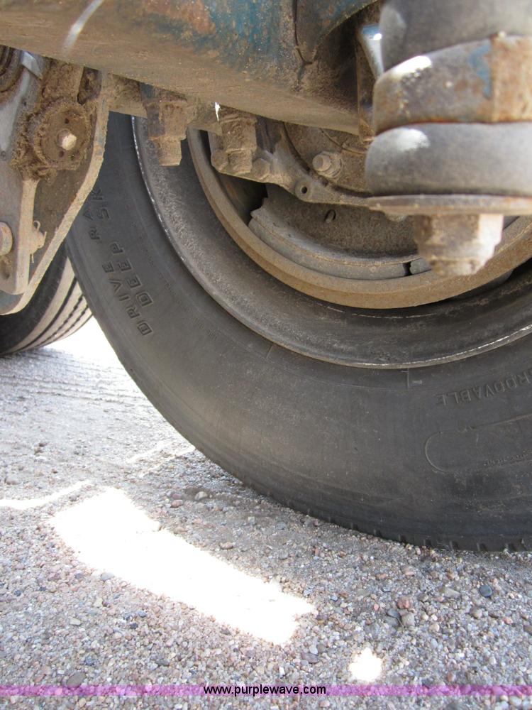 image for item B3200 2002 Mack CH613 semi truck