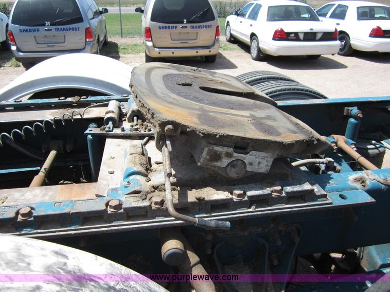 image for item B3200 2002 Mack CH613 semi truck