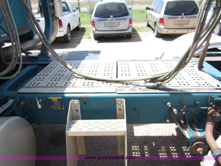 image for item B3200 2002 Mack CH613 semi truck