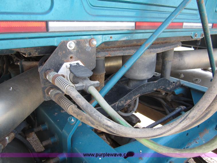 image for item B3200 2002 Mack CH613 semi truck