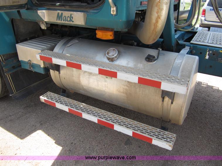 image for item B3200 2002 Mack CH613 semi truck