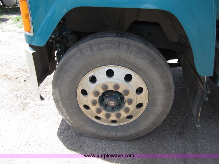 image for item B3200 2002 Mack CH613 semi truck