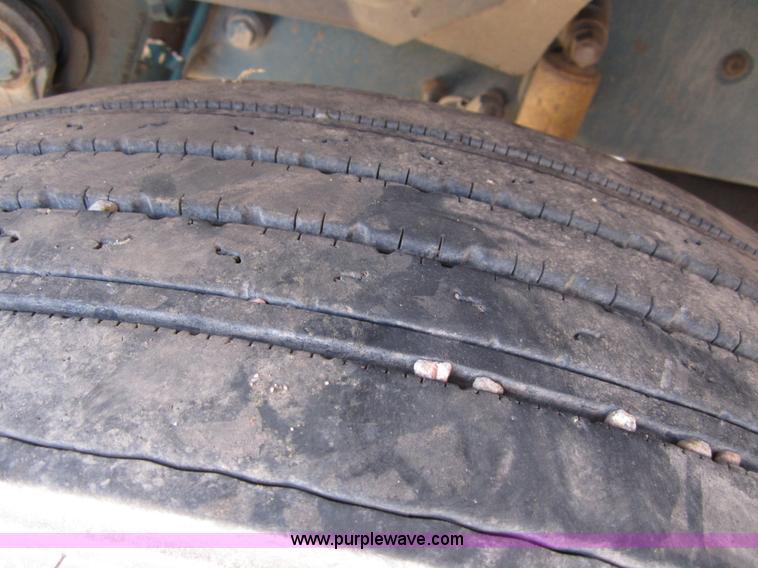 image for item B3200 2002 Mack CH613 semi truck