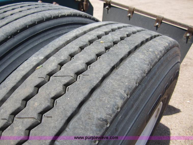 image for item B3200 2002 Mack CH613 semi truck