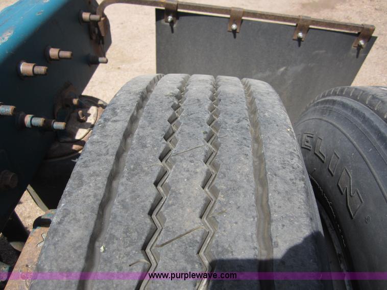 image for item B3200 2002 Mack CH613 semi truck