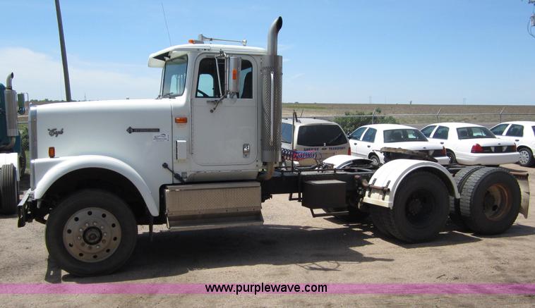 image for item B3201 1995 International 9300 semi truck