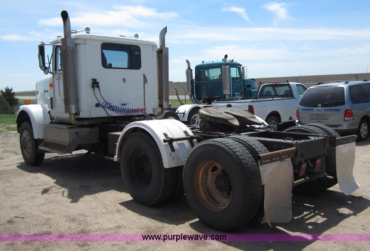 image for item B3201 1995 International 9300 semi truck