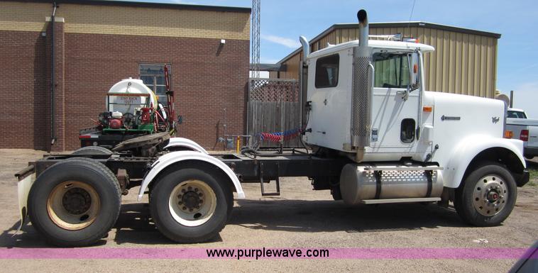 image for item B3201 1995 International 9300 semi truck