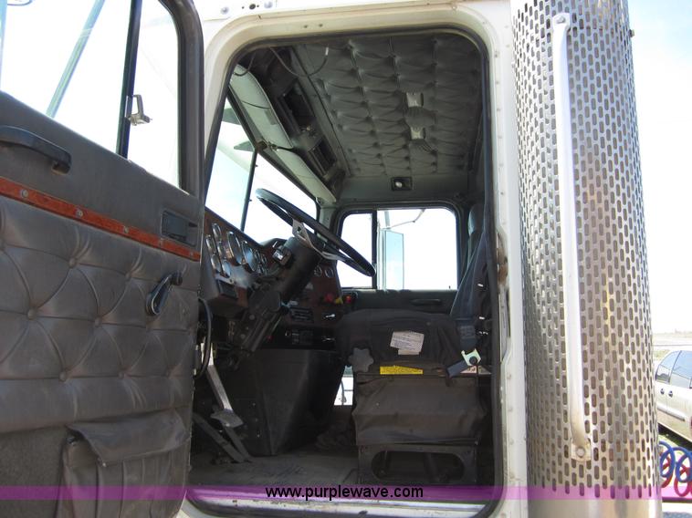 image for item B3201 1995 International 9300 semi truck