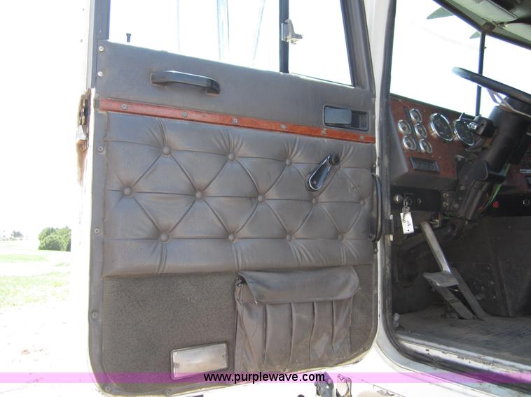 image for item B3201 1995 International 9300 semi truck