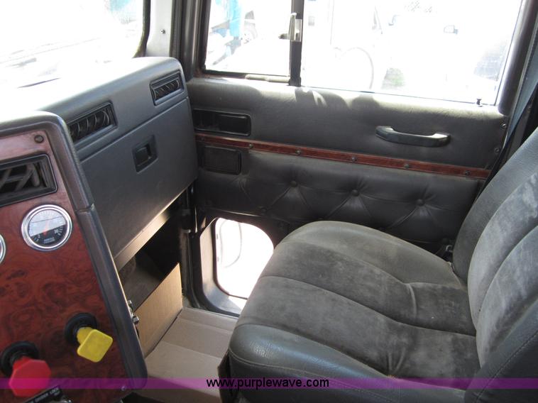 image for item B3201 1995 International 9300 semi truck