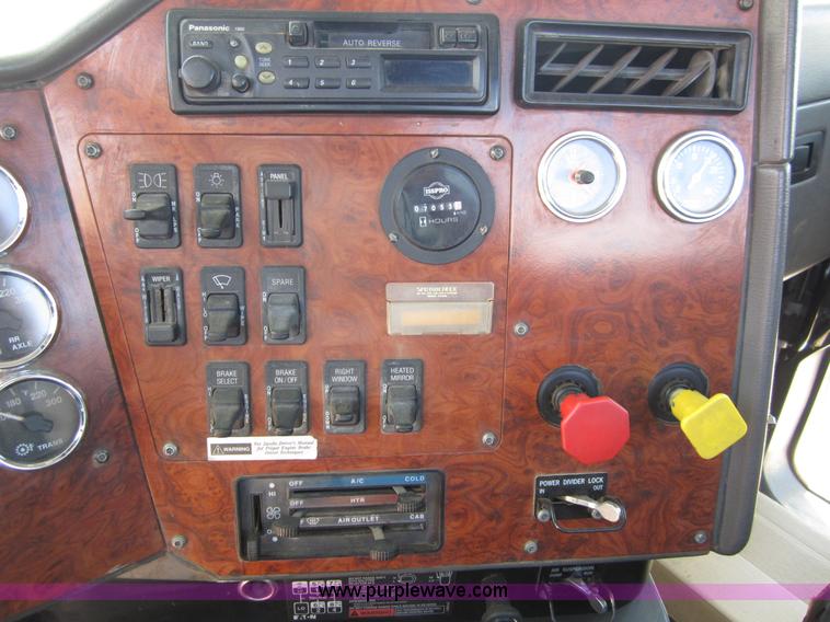 image for item B3201 1995 International 9300 semi truck