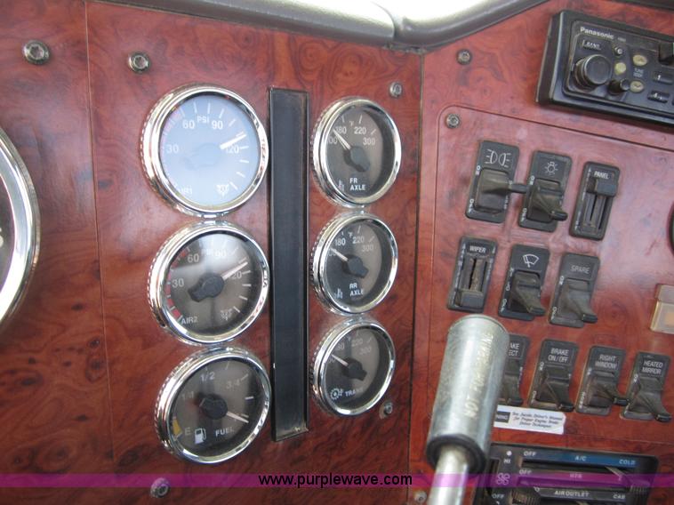 image for item B3201 1995 International 9300 semi truck