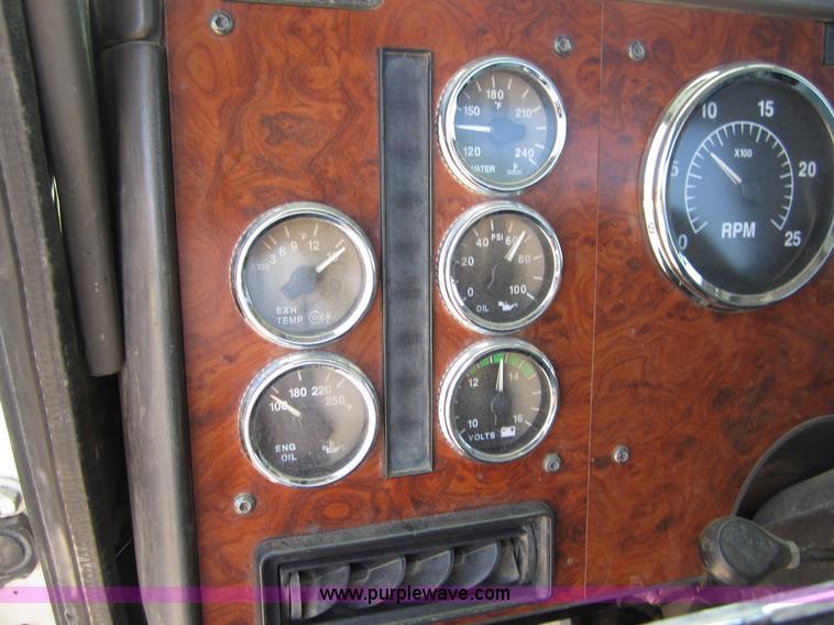 image for item B3201 1995 International 9300 semi truck