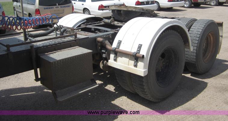 image for item B3201 1995 International 9300 semi truck