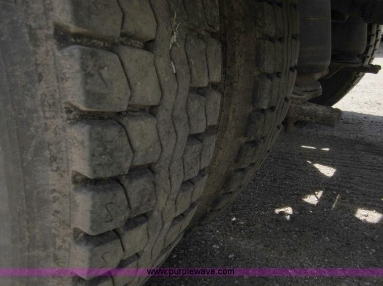 image for item B3201 1995 International 9300 semi truck